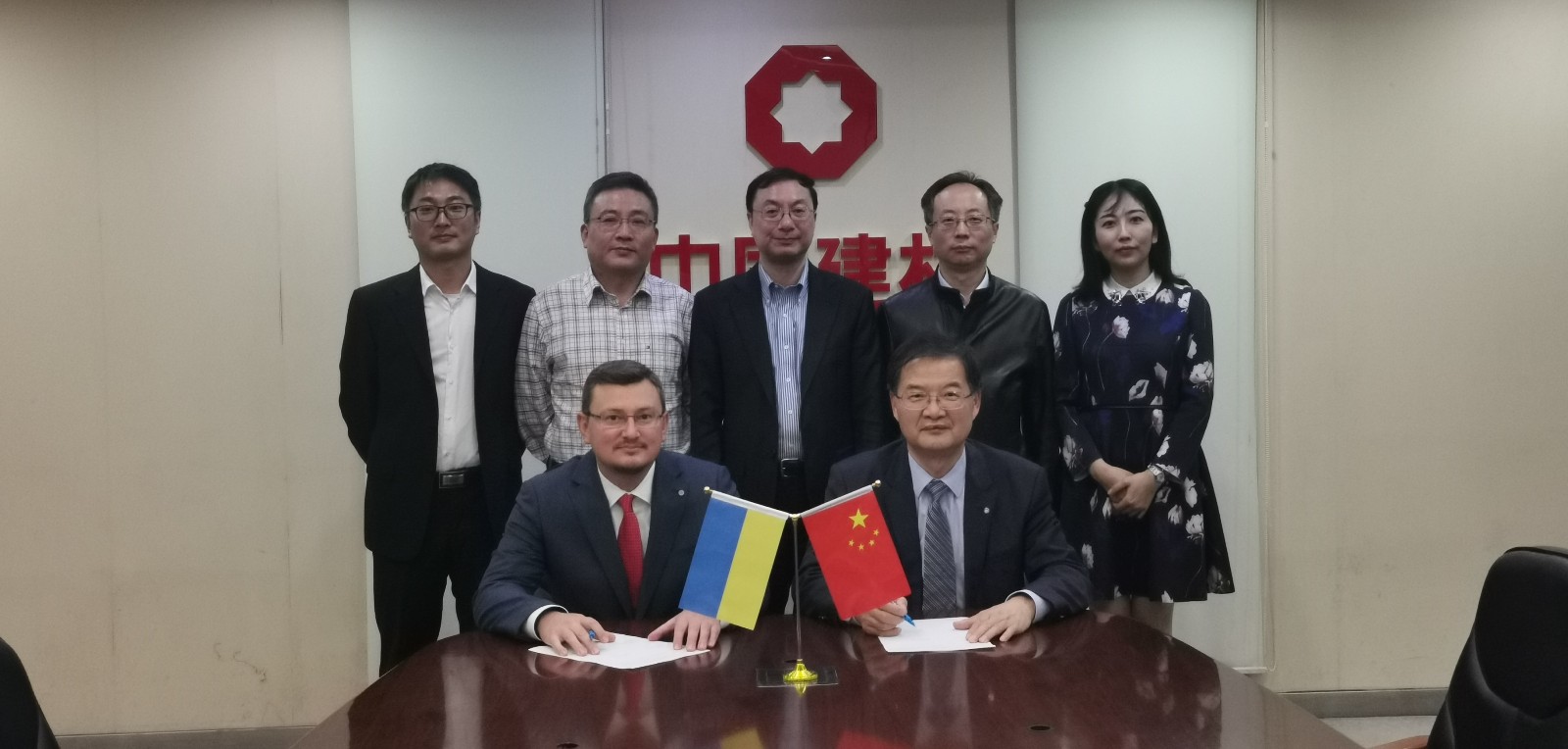 191111j9国际集团工程集团签署乌克兰600td浮法玻璃总包合同.jpg